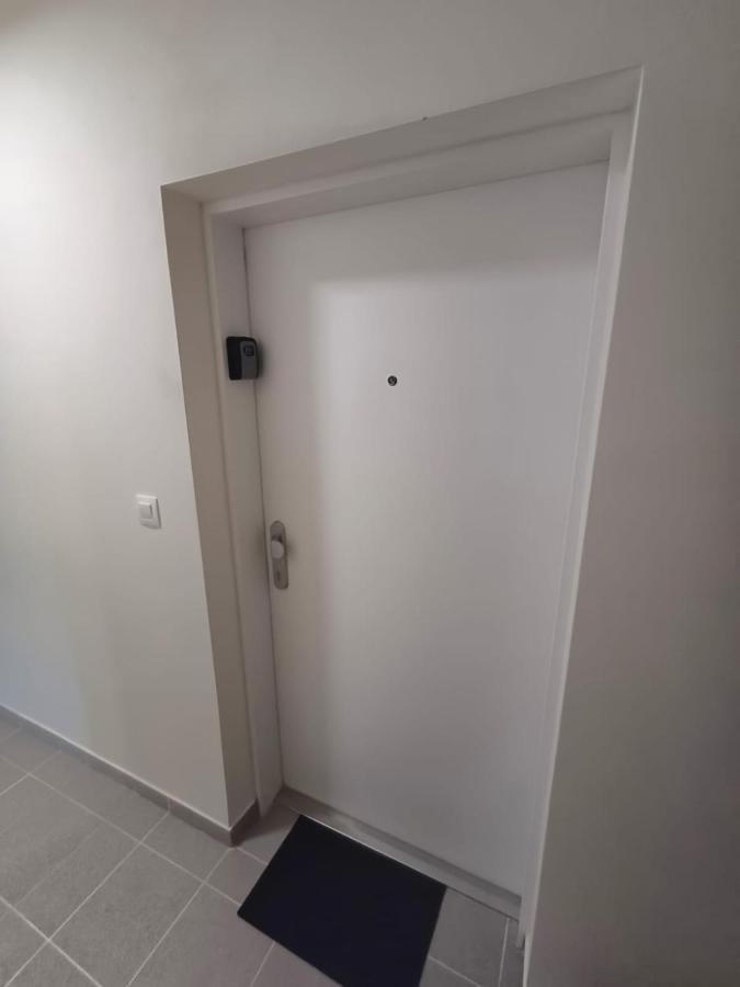 Novy, Klimatizovany, Utulny Apartman S Garazou, 5 Min Od Letiska Apartment Bratislava Exterior photo